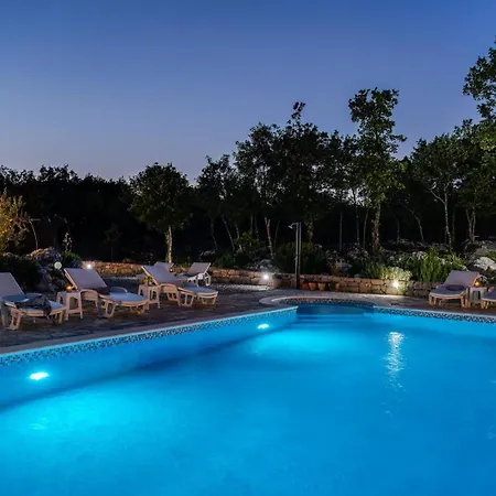 Villa Lugareva: Traditional Retreat With Private Pool And Family-friendly Amenities