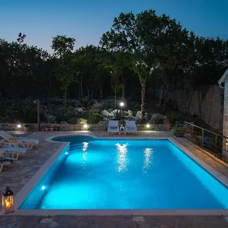 Villa Lugareva: Traditional Retreat With Private Pool And Family-friendly Amenities Makarska