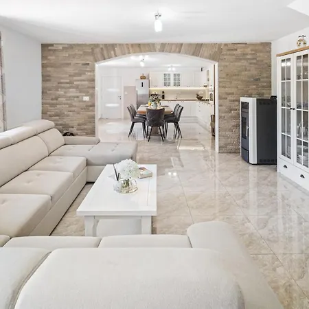 Villa Lugareva: Traditional Retreat With Private Pool And Family-friendly Amenities